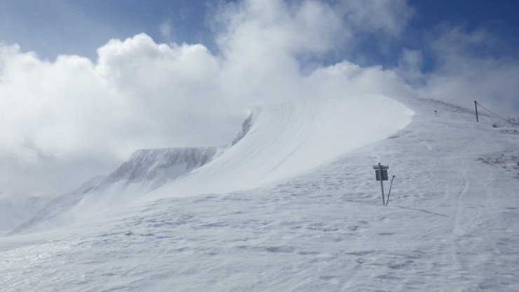 Fresh windslab has accumulated below the cornice in Coire Dubh.