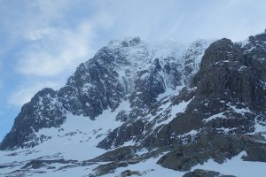 Lots of climbers and old avalanche debris.